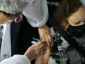 Esta é uma imagem de um pessoa recebendo vacina contra a covid-19