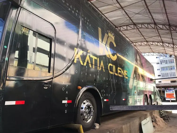 Ônibus ainda carrega identidade visual em plotagem com nome da cantora