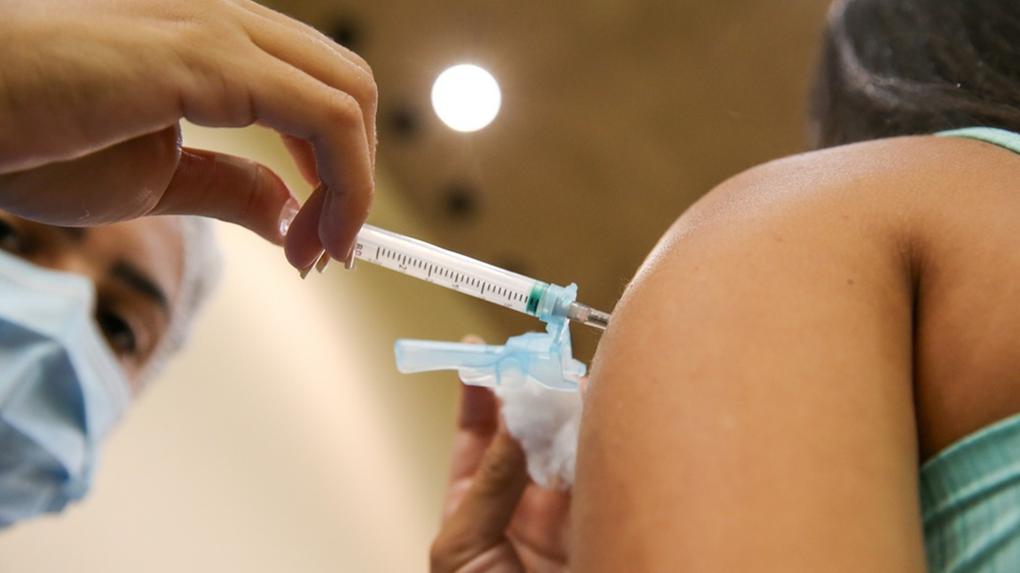 Imagem mostra vacinação sendo aplicada