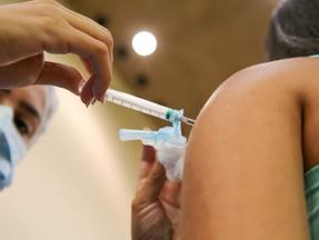 Imagem mostra vacinação sendo aplicada