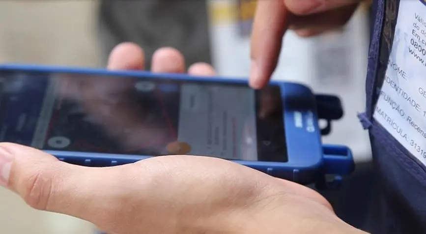 Trabalhador do IBGE com aparelho