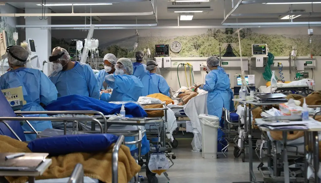 Profissionais de saúde prestando atendimento a pacientes com Covid-19