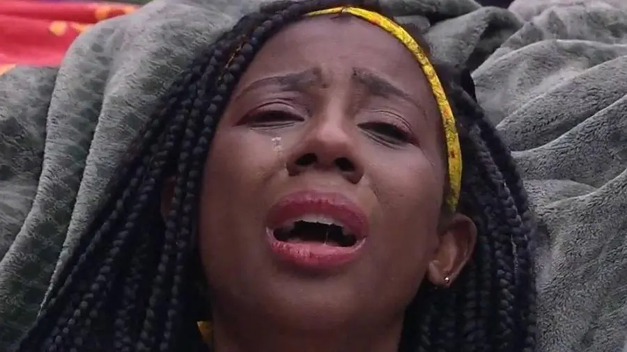 Close em Camilla de Lucas, que teve uma crise de choro durante a festa.