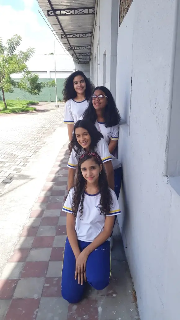 Mirela e três amigas na escola
