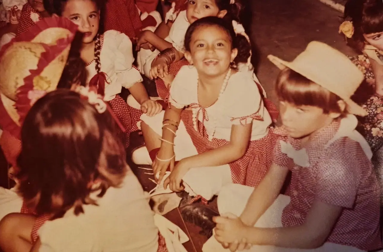 Padrya quando criança rodeada de amigos