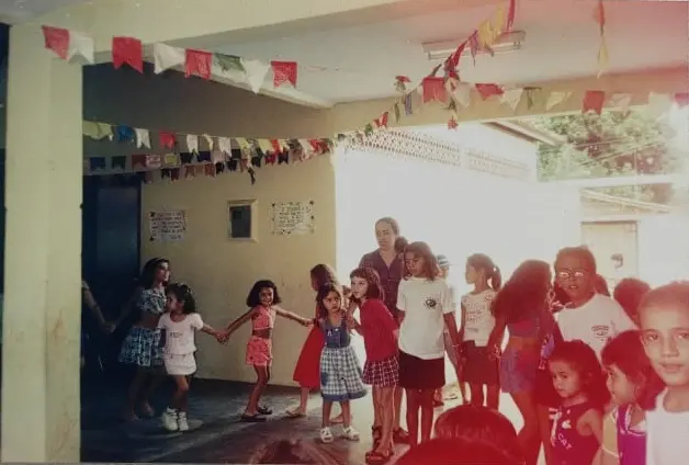 Maria do Socorro com alunos