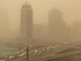 Edifícios são vistos no distrito comercial central de Pequim durante uma tempestade de areia