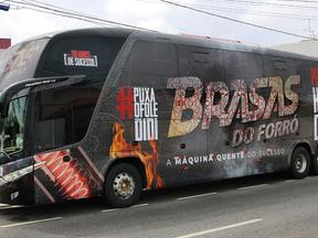 Ônibus é usado para transportar instrumentistas e cantores em shows