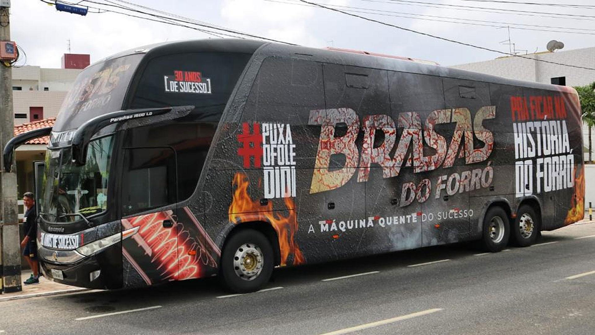 Ônibus é usado para transportar instrumentistas e cantores em shows