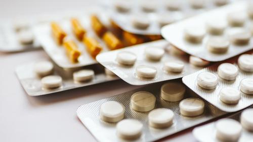 Diferentes medicamentos: comprimidos, comprimidos em blister, medicamentos medicamentos, macro, foco seletivo