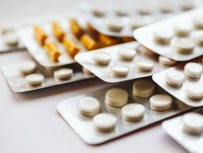 Diferentes medicamentos: comprimidos, comprimidos em blister, medicamentos medicamentos, macro, foco seletivo