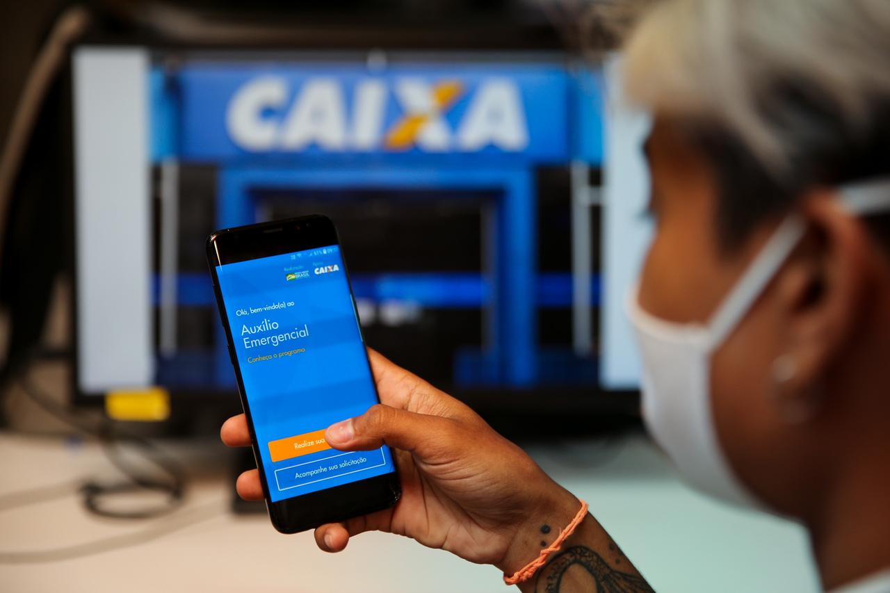 Caixa come&ccedil;a a pagar aux&iacute;lio emergencial em abril; confira novas regras