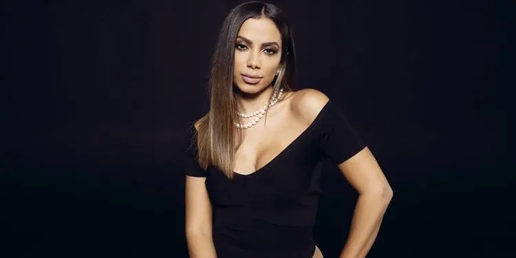 Anitta posando pra foto