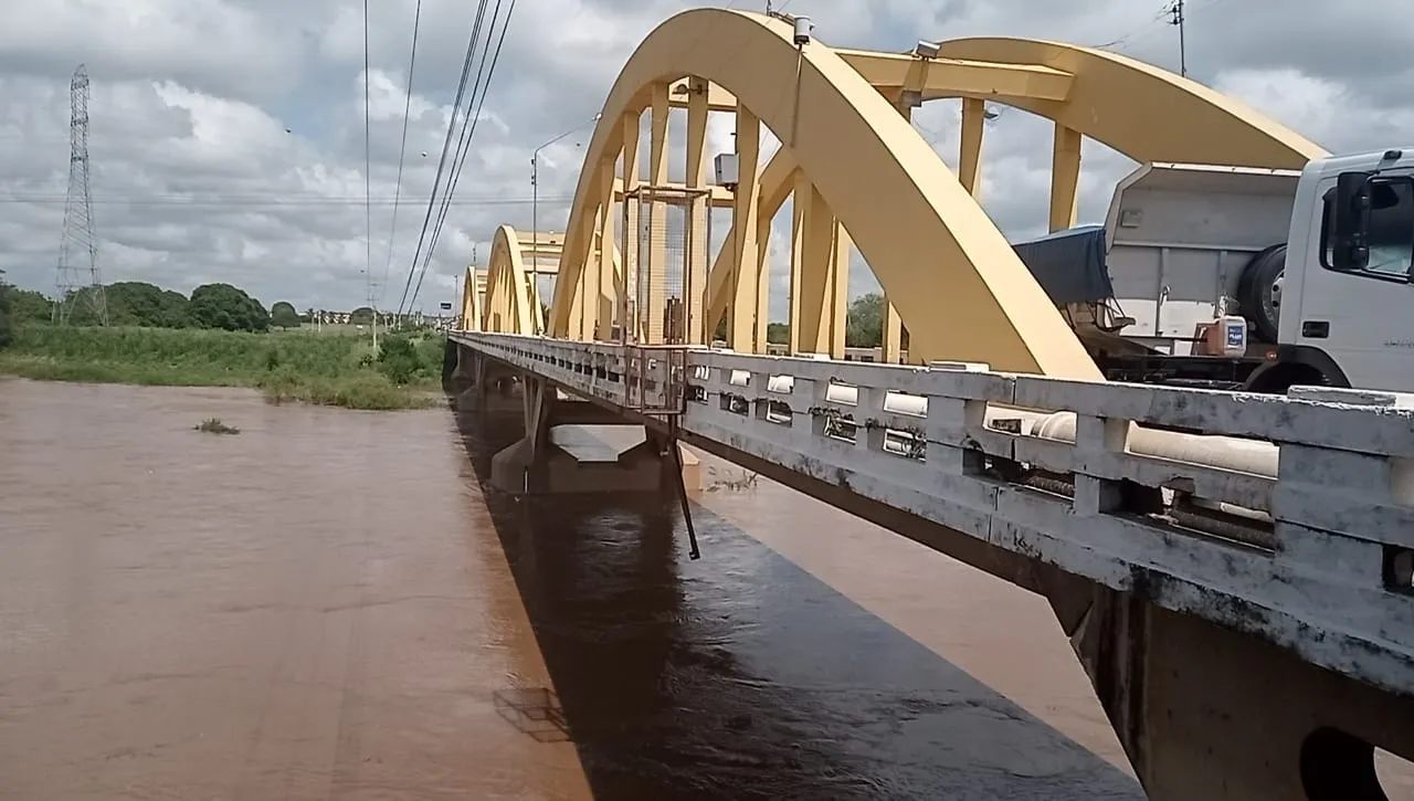 Ponte Piquet Carneiro sobre as águas do rio Salgado
