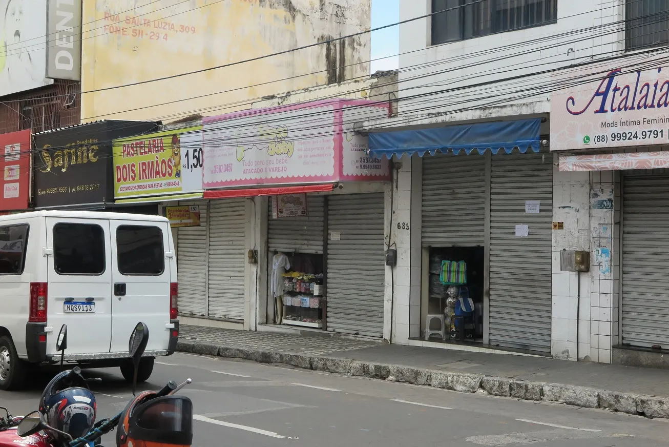 Reportagem flagrou algumas lojas abertas parcialmente no Centro de Juazeiro do Norte