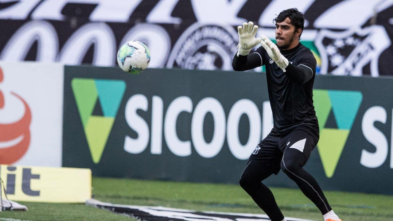 Richard defende bola em treino pelo Ceará