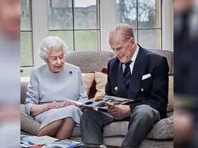 Com 73 anos de casados, Príncipe Philip e rainha Elizabeth II começaram relacionamento logo após a Segunda Guerra