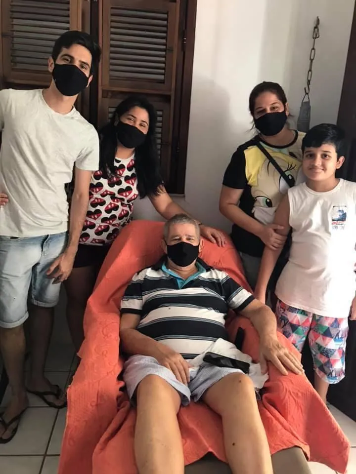A empresária Mariana Navarro, 37, precisou lutar para conseguir um leito de UTI para o pai, Luciano Pessoa, 73, recorrendo à Defensoria Pública do Ceará