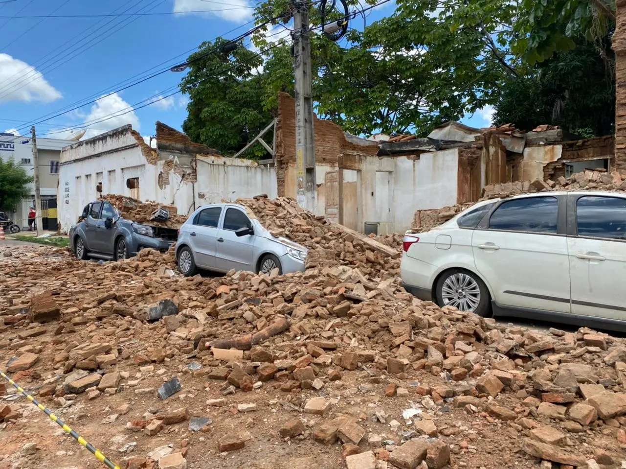 Muro após desabamento em Juazeiro do Norte