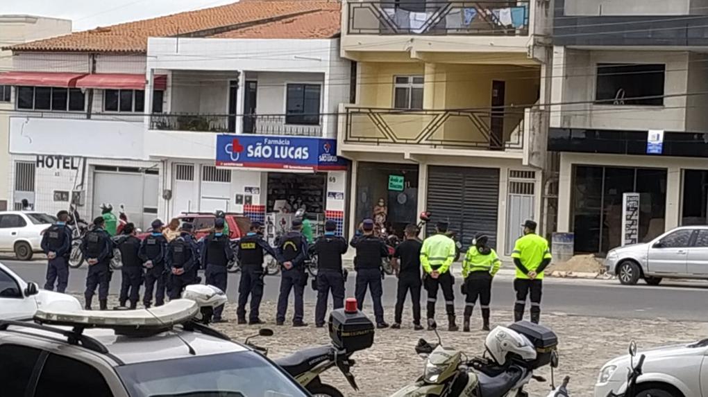 Policiais militares impendem manifestação em Guaraciaba do Norte