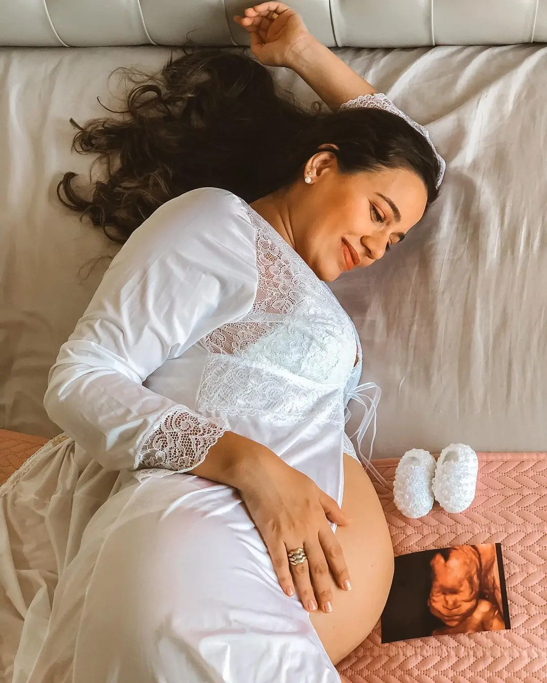 Thamyres Oliveira, esposa de Riquelme, em ensaio fotográfico