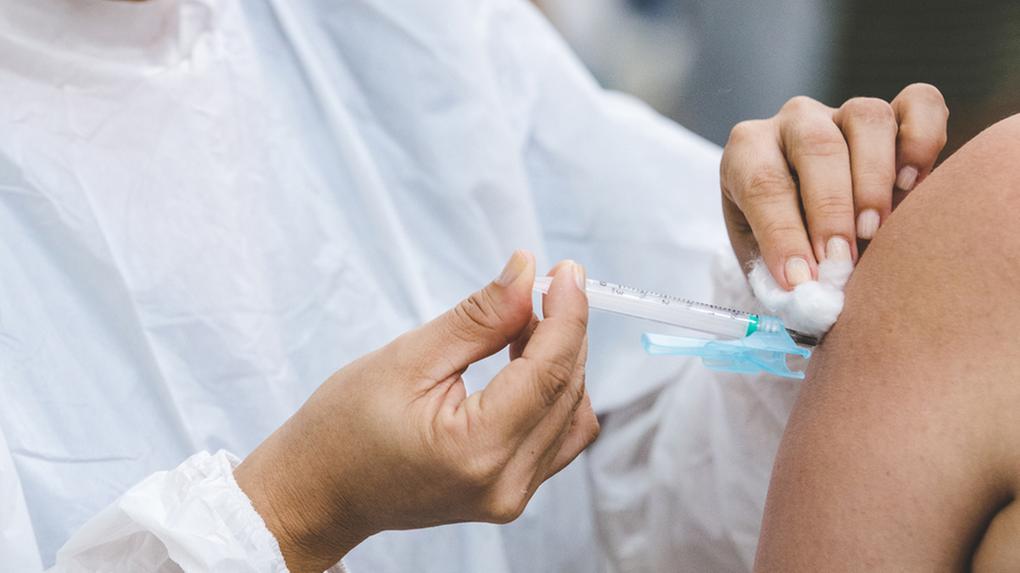 Vacina contra a Covid-19 sendo aplicado em uma pessoa em Fortaleza