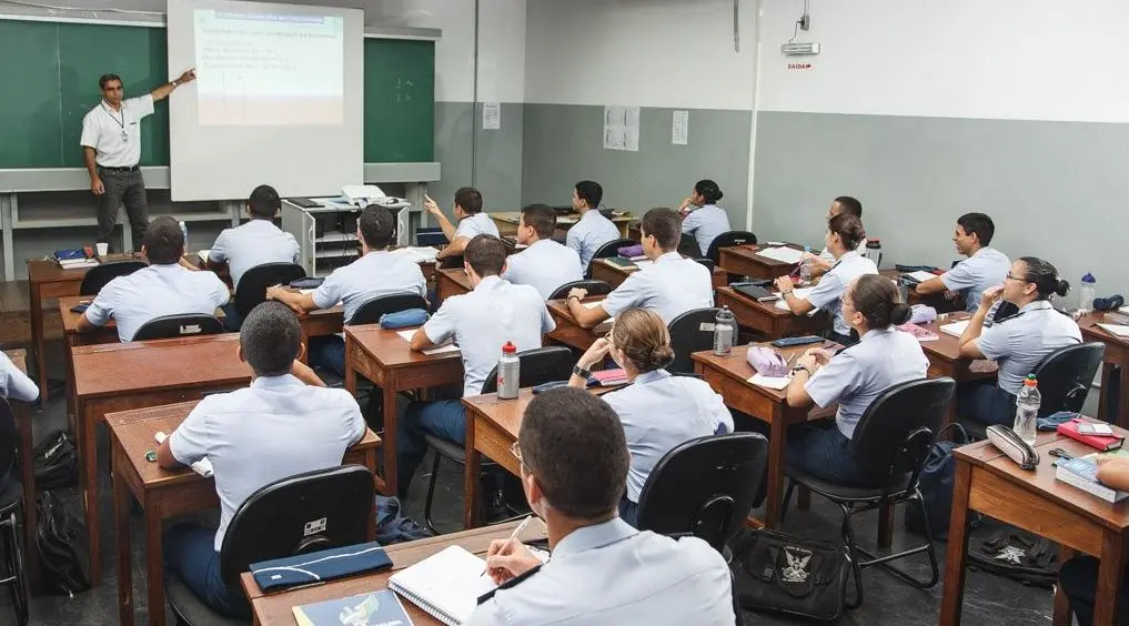 Imagem da notícia Aeronáutica divulga editais de concursos com 83 vagas para Cursos de Formação