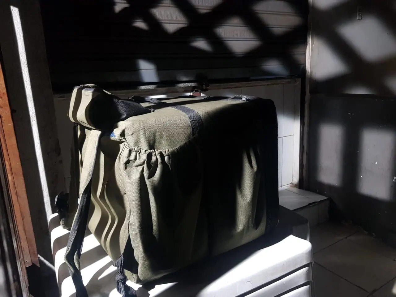Mochila de entregador baleado em Fortaleza
