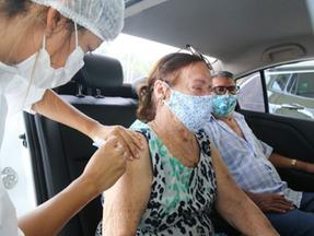 Vacinação de idosos, que se mostrou eficaz contra internações por Covid-19 no Ceará
