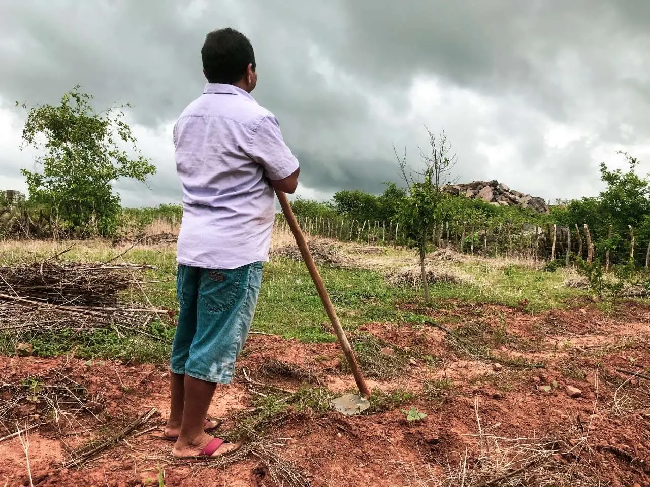João Batista observa o tempo na comunidade de São Domingos, Sobral