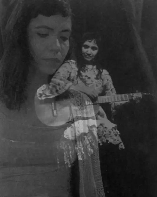 Maria Vitória percorre os trilhos e as trilhas da artista chilena Violeta Parra (1917-1967). Pensada originalmente para o contexto anterior à pandemia, websérie  estreia primeiro capítulo no dia 27 de março