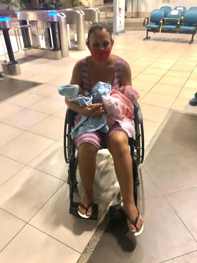 Mãe e gêmeos recebem alta do Hospital Regional Norte, em Sobral