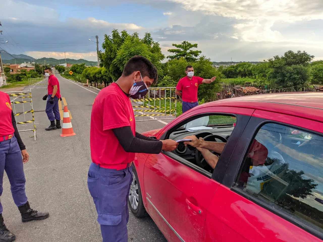 Só é permitido a entrada de residentes ou pessoas que comprovem que estão exercendo atividade essencial