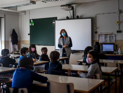 Sala de aula de Portugal, um dos países que adotou o lockdown em grande escala e retomou as aulas presenciais.
