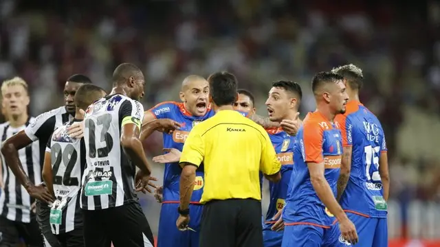 O primeiro Clássico-Rei foi marcado por arbitragem polêmica
