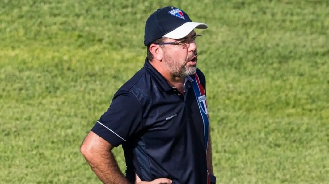 Imagem do técnico do Fortaleza,  Enderson Moreira, à beira do gramado.