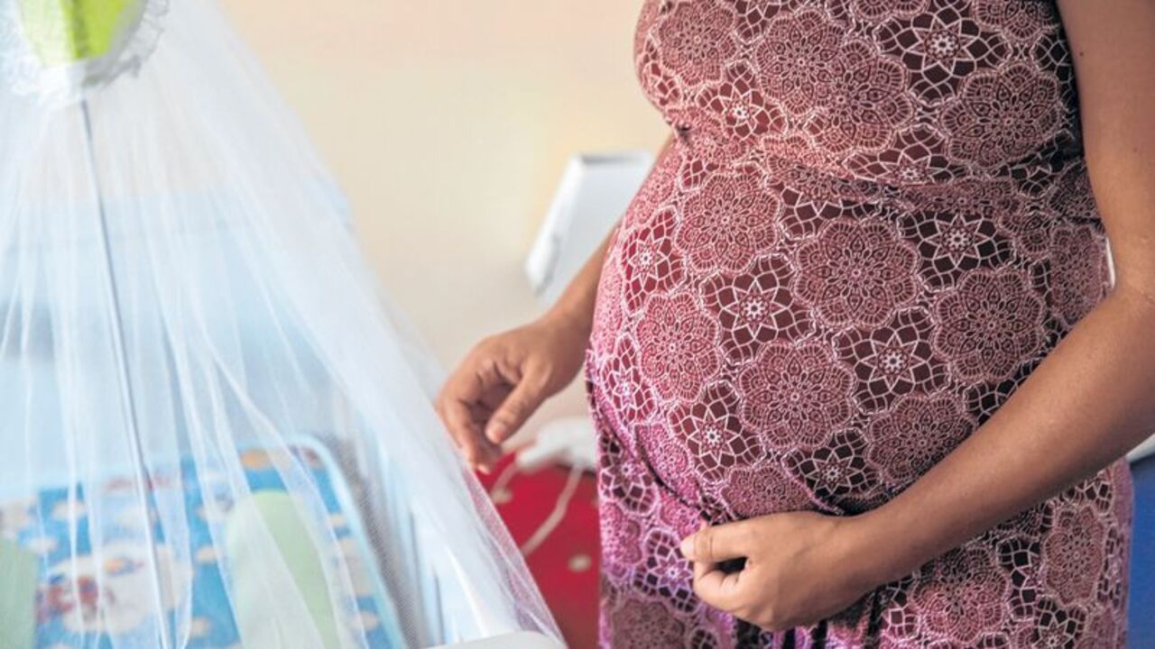 Mulher grávida decide se toma ou não a vacina contra Covid-19.