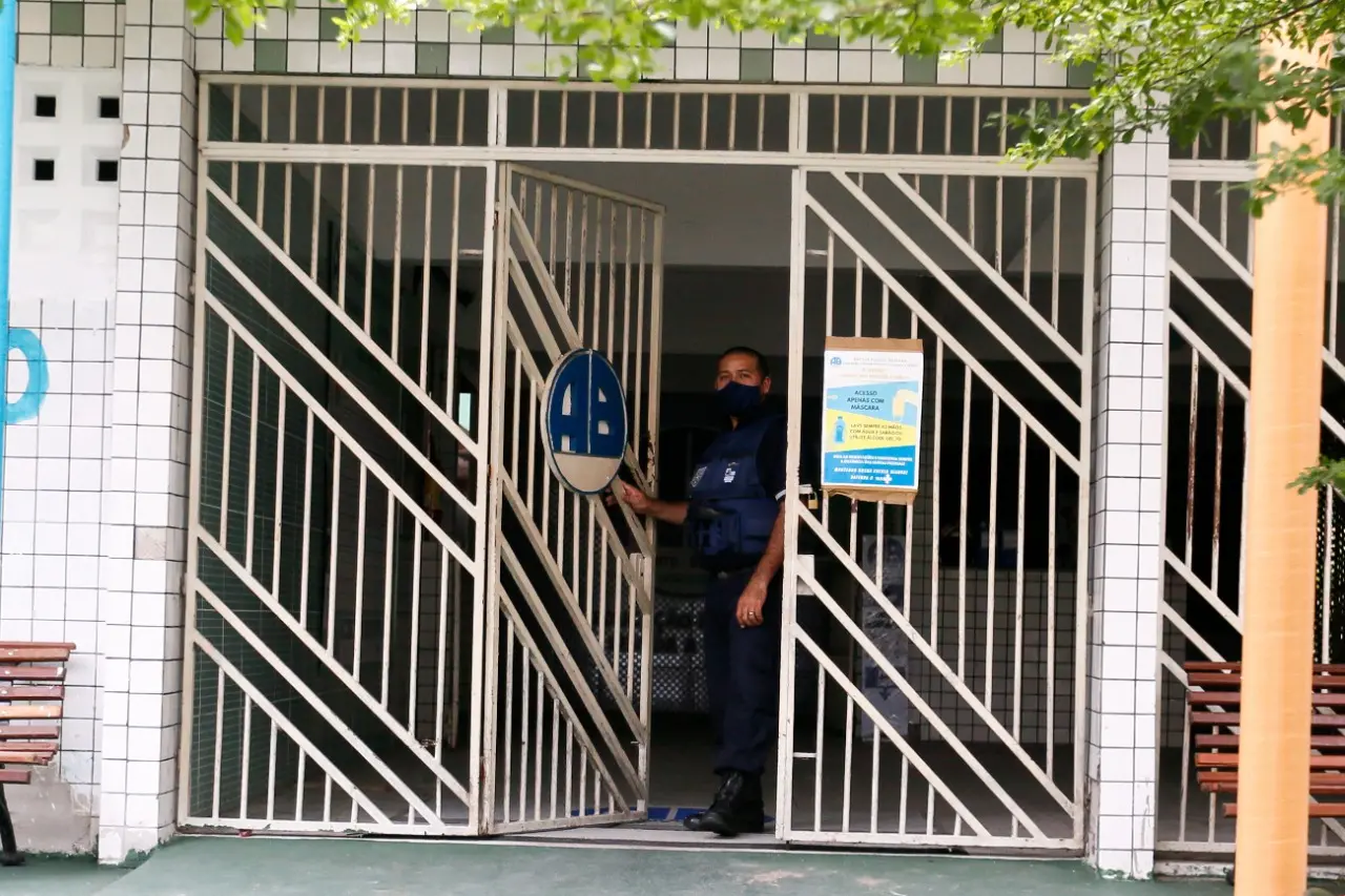 A retomada de atividades presenciais em escolas no Ceará ainda passa por discussão.