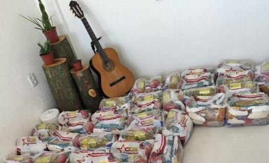 Sindimuce entrega cestas básicas arrecadadas para músicos que estão sem trabalho. Ação esteve também em Paracuru (foto) e distribuição aconteceu na escola de música daquele município