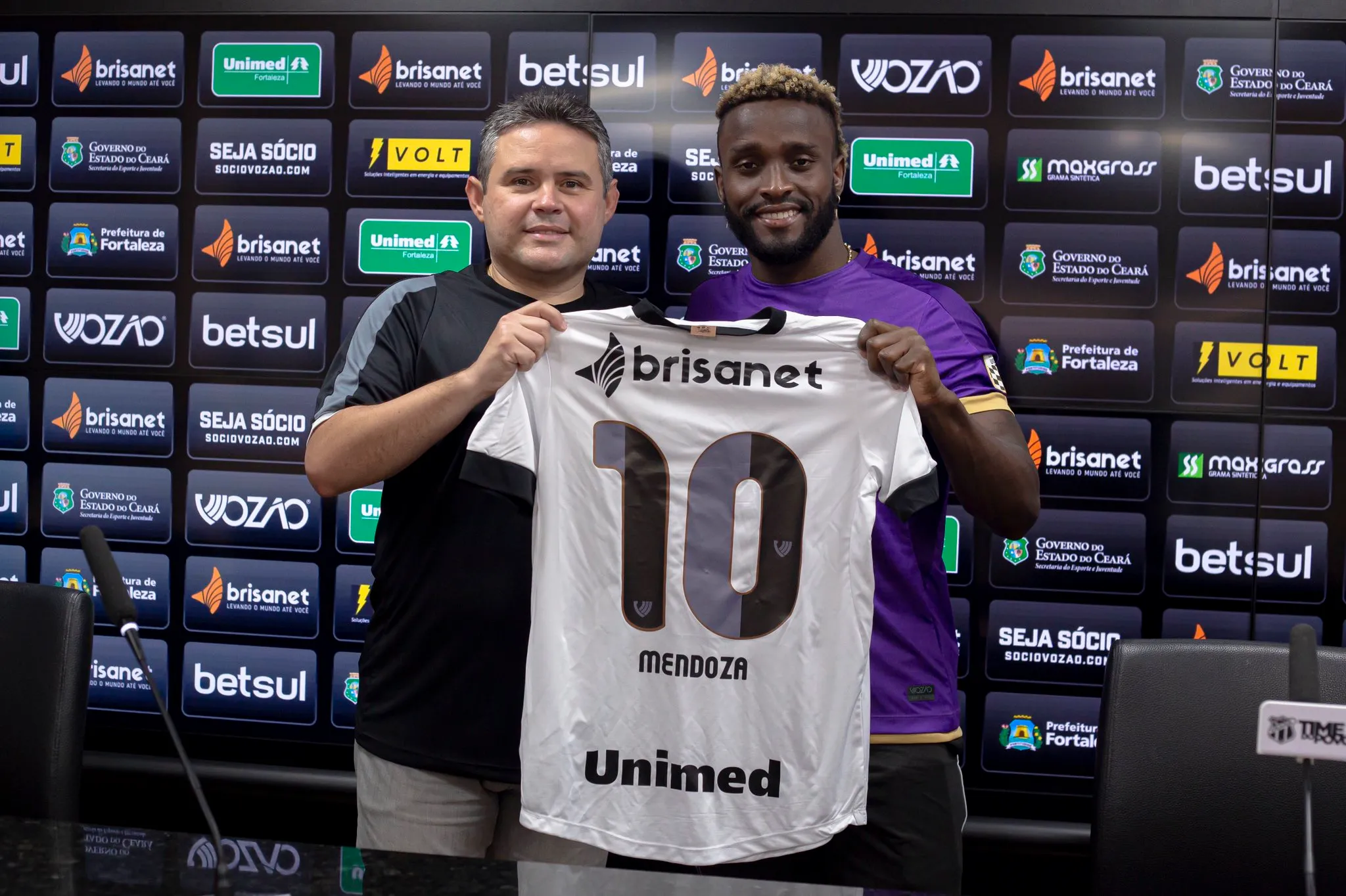 Mendoza foi apresentado por Eduardo Arruda, diretor de futebol do Ceará