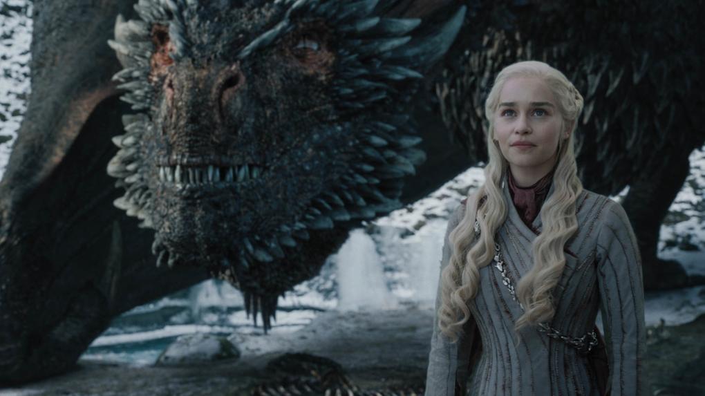 Daenerys Targaryen ao lado de um dos dragões da série Game Of Thrones