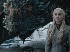 Daenerys Targaryen ao lado de um dos dragões da série Game Of Thrones