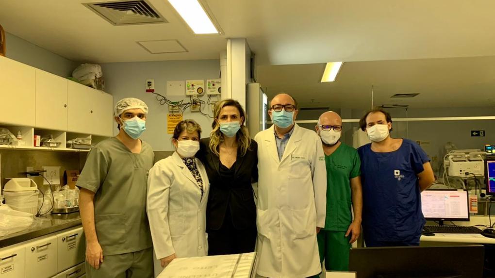 Os familiares do paciente ao lado da médica Ludmila Hajjar , Weiber Silva Xavier, José Gonçalves Moreira Filho e Bruno Rodrigues