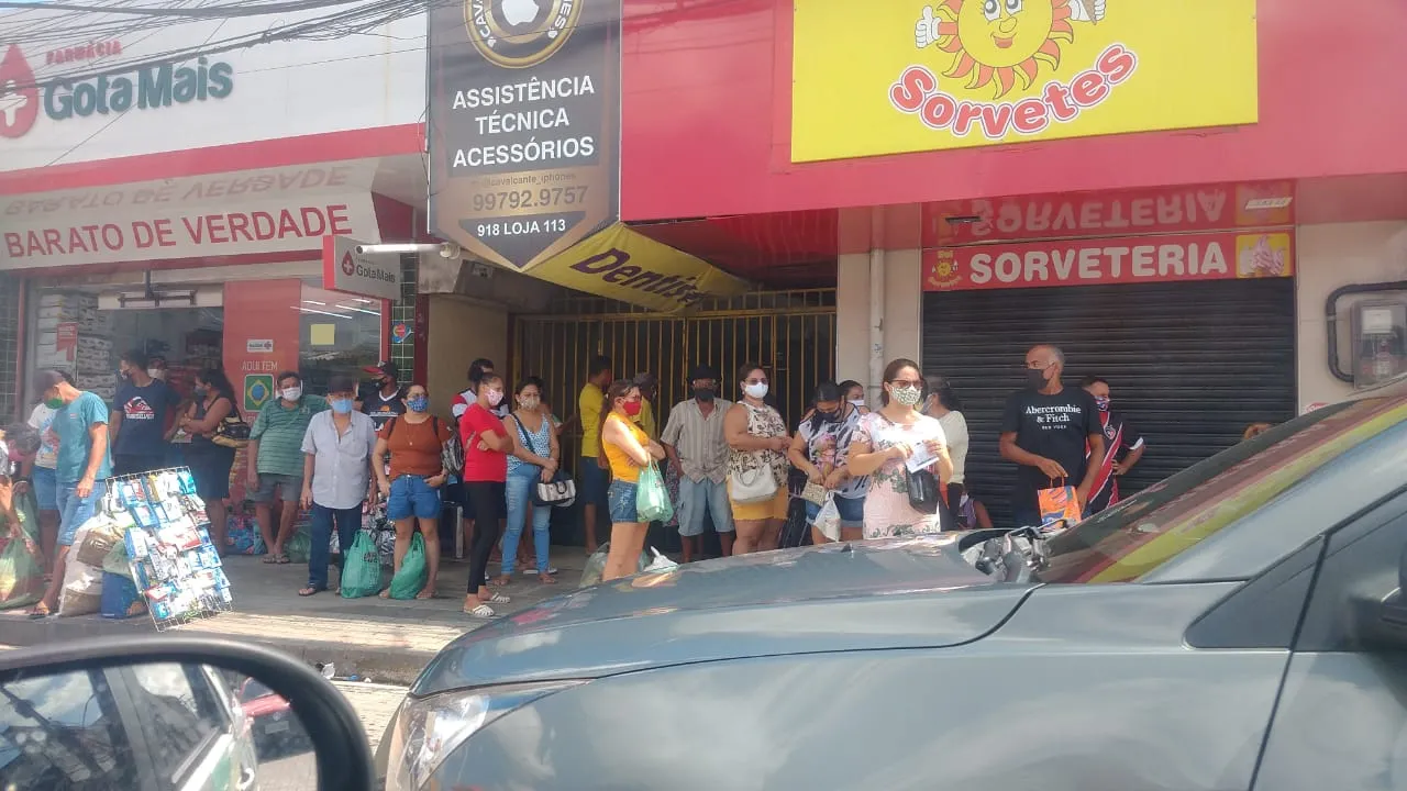 Mesmo em lockdown, Caucaia registrou aglomeração nas ruas na manhã desse sábado (20)