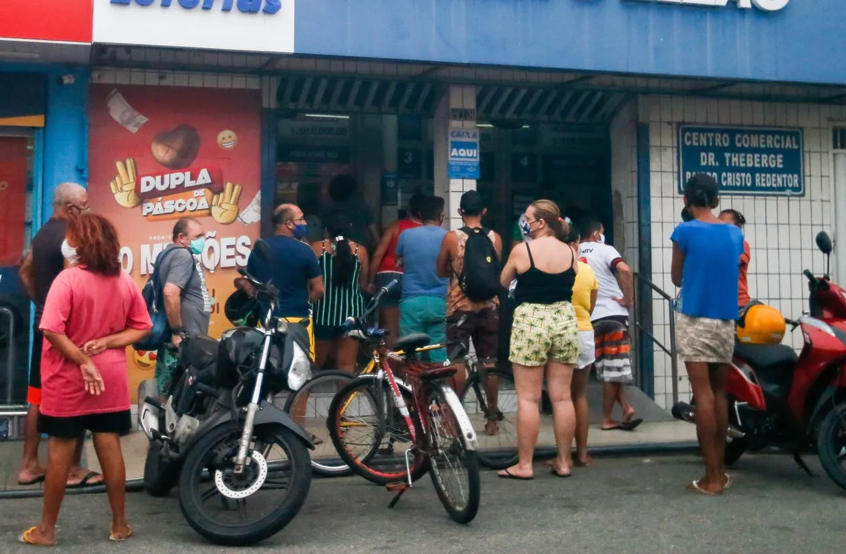 Clientes de uma lotérica aglomerados no primeiro dia do lockdown de 2021 em Fortaleza