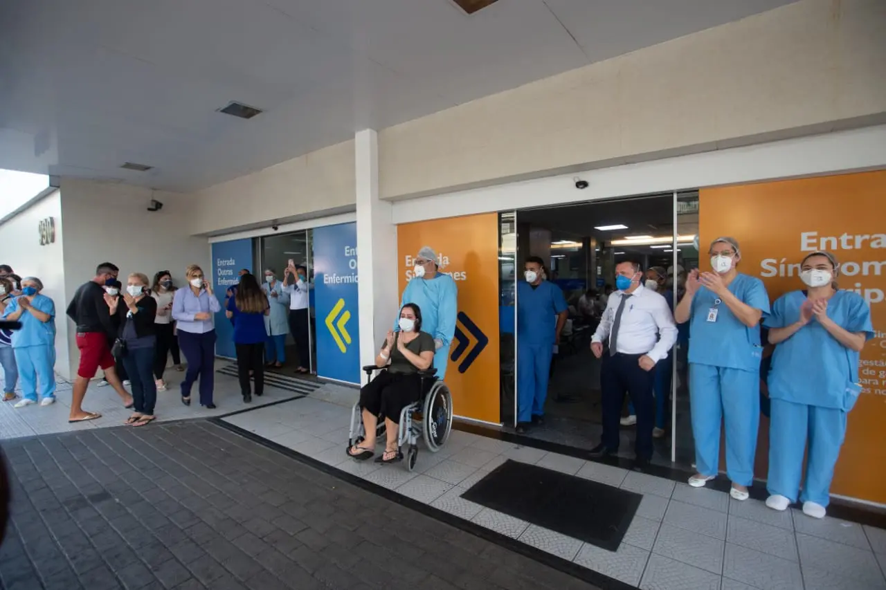 profissionais da saúde na frente do hospital