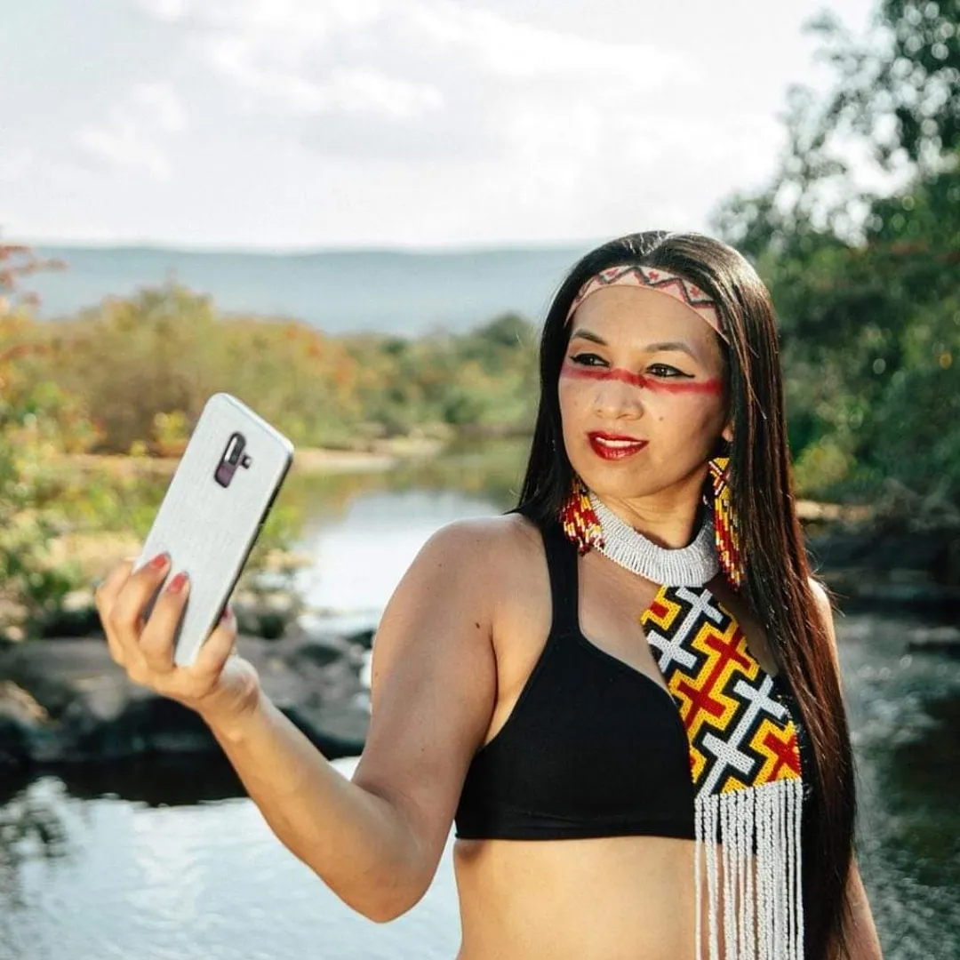 Auritha foi para São Paulo após o fim de um relacionamento. Lá, foi bem recebida pelos indígenas, que a integraram no ciclo cultural da cidade