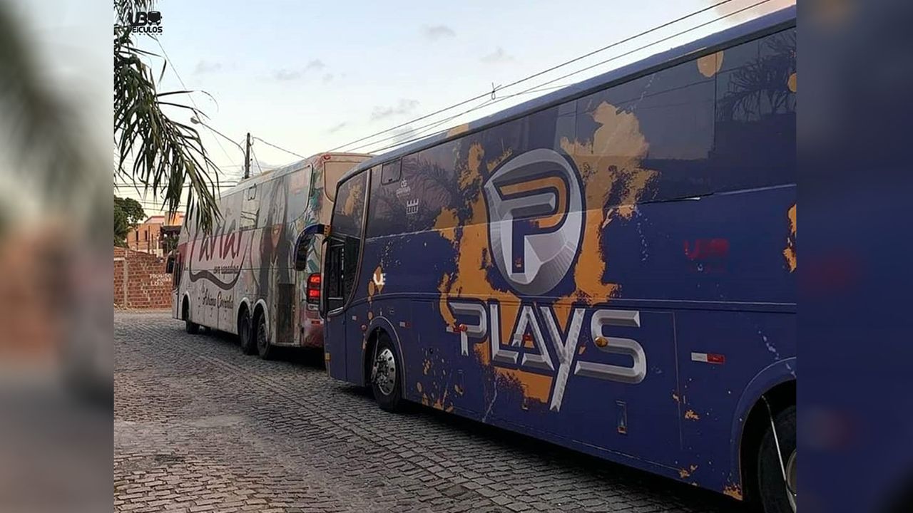 Os ônibus da Caviar com Rapadura e Forró dos Plays foram usados nos últimos anos para transporte de instrumentistas e equipamentos de shows