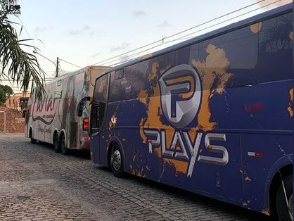 Os ônibus da Caviar com Rapadura e Forró dos Plays foram usados nos últimos anos para transporte de instrumentistas e equipamentos de shows