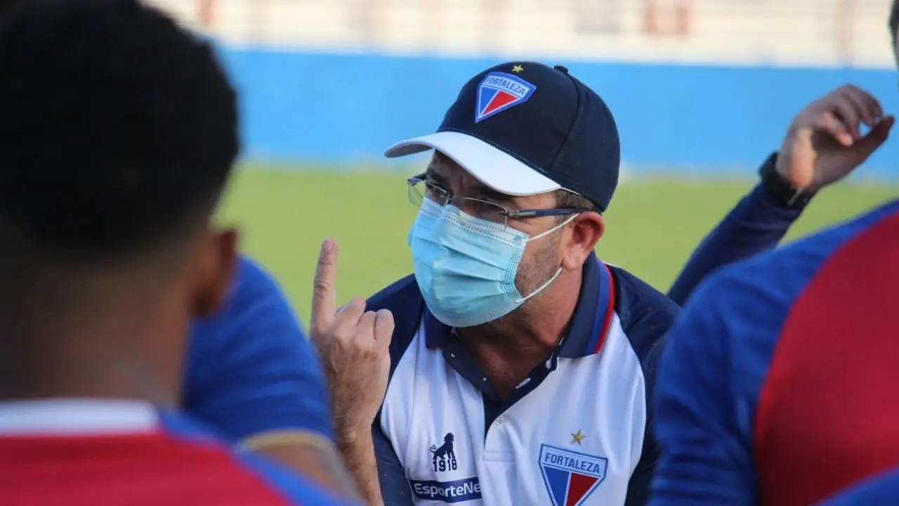 Imagem do técnico Enderson Moreira, de máscara, orientando os atletas